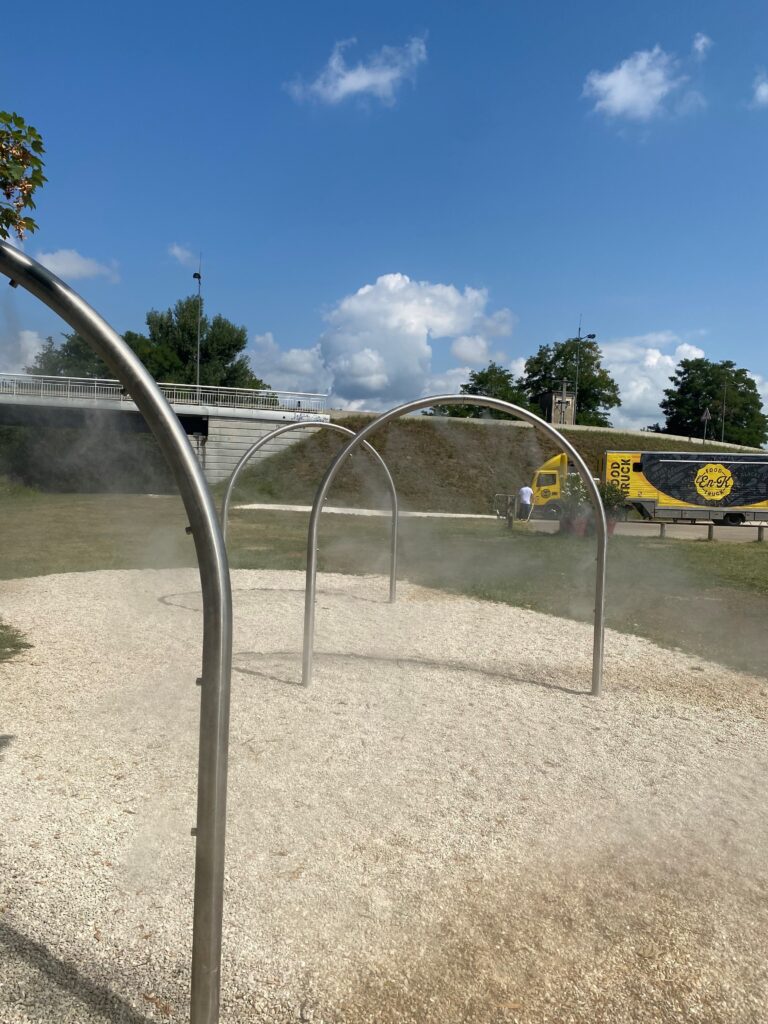 Arche brumisateur installée dans une aire de jeux