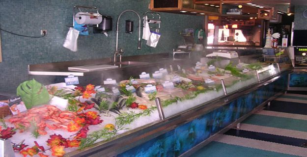 Brumisation haute pression sur un étal de poissonnerie