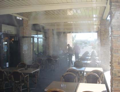 Brumisation par rampe de buses sur la terrasse couverte d'un restaurant