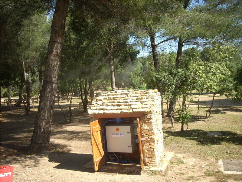 Armoire de brumisation professionnelle intégrée dans un parc public