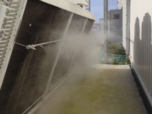 Brumisation haute pression pour refroidir un condenseur de climatisation
