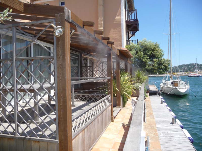 Brumisateur extérieur sur la terrasse d'un particulier à Port Grimaud