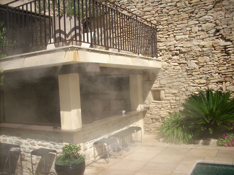 Brumisateur haute pression sur la terrasse d'un particulier au bord d'une piscine, dans l'Hérault