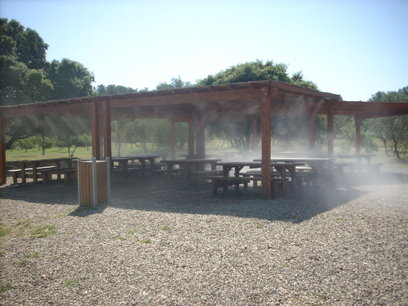Brumisateur sous une pergola dans un parc public à Martigues