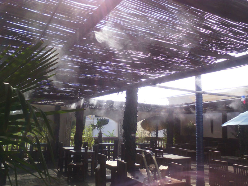Brumisateur sous la pergola d'un restaurant dans le Vaucluse
