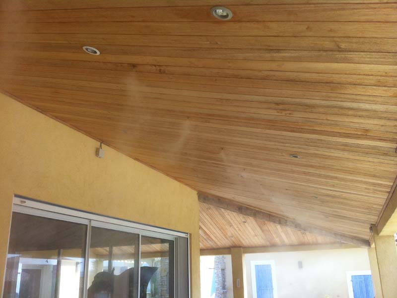 Brumisateur de terrasse avec buses intégrées au plafond, dans l'Hérault