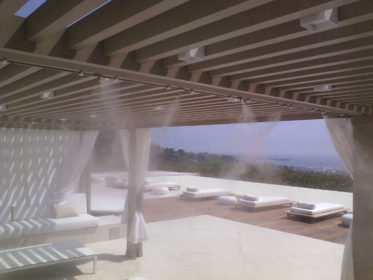 Brumisateur de terrasse sur une plage privée de la Côte d'Azur
