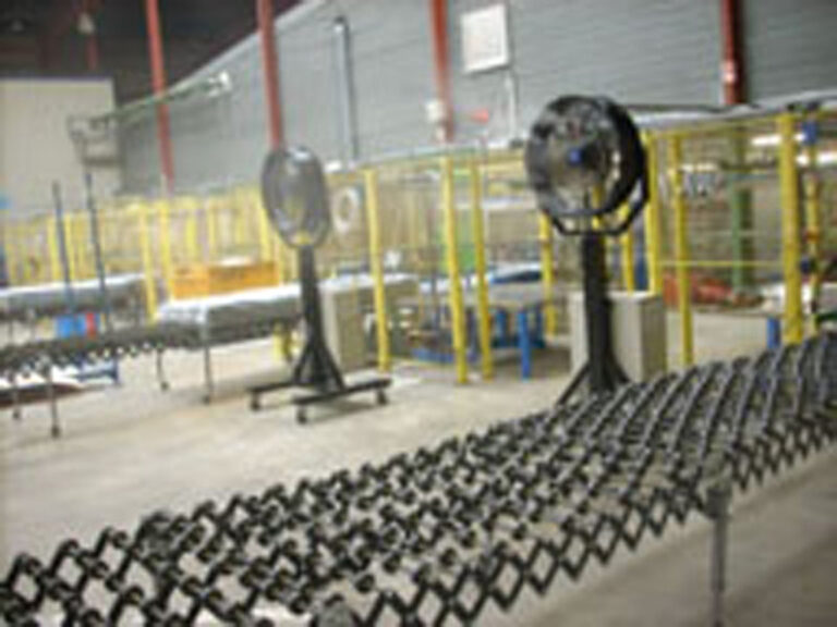 Brumiventilateurs industriels rafraîchissant une ligne de production