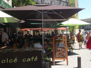 Brumisateurs de parasols sur la terrasse du Dolce Café à Nîmes