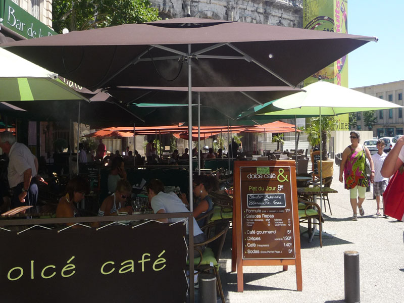 Brumisateurs de parasols sur la terrasse du Dolce Café à Nîmes