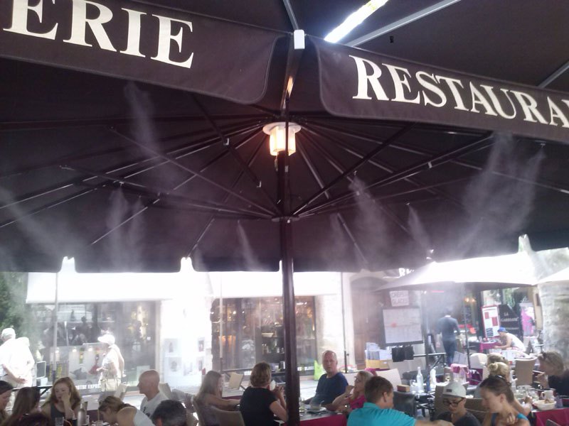 Brumisateurs de parasols sur une terrasse de restaurant dans le Gard
