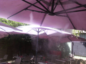 Brumisateurs de parasols sur une terrasse de restaurant dans l'Hérault
