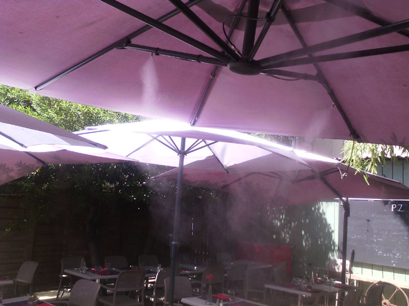 Brumisateurs de parasols sur une terrasse de restaurant dans l'Hérault