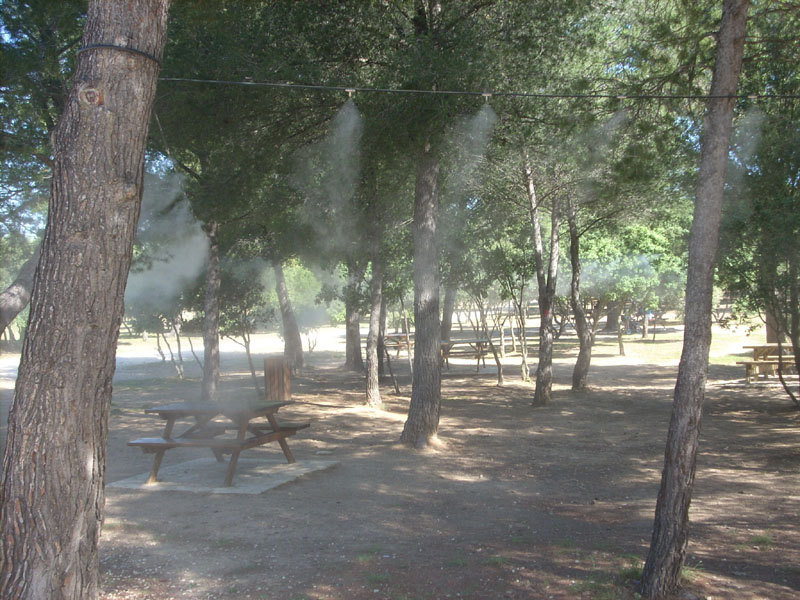 Brumisation d'une aire de pique-nique dans un parc à Marseille