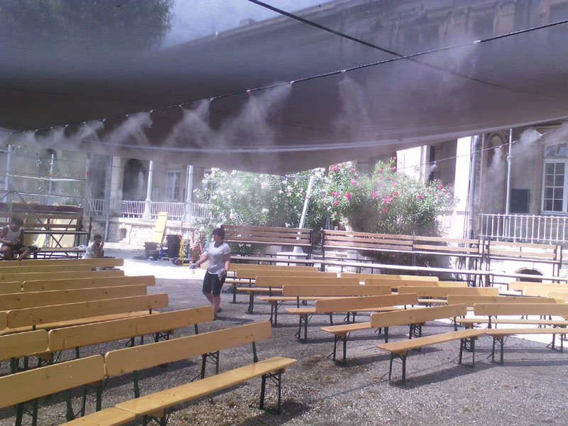 Brumisation d'un espace public lors du festival d'Avignon