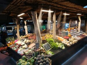 Brumisation d'un étal de fruits et légumes aux halles, dans l'Hérault