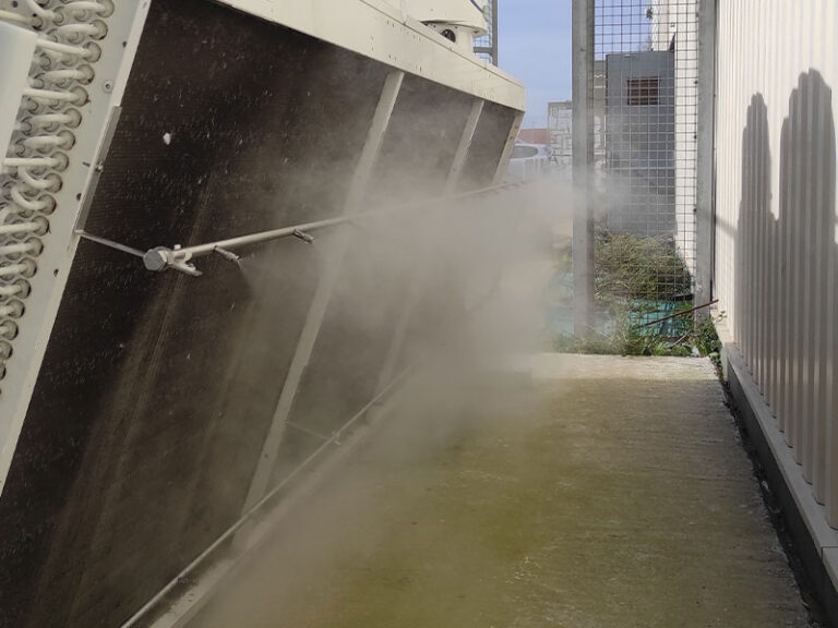 Brumisation haute pression pour refroidir un condenseur de climatisation