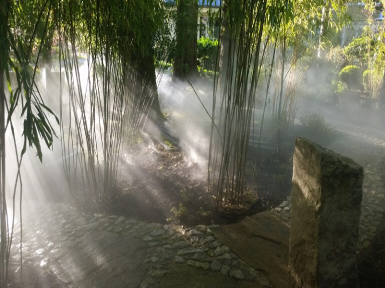 Brumisation d'un jardin public en Suisse
