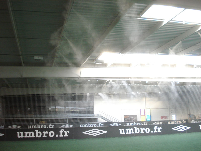 Brumisation d'un terrain de foot en salle