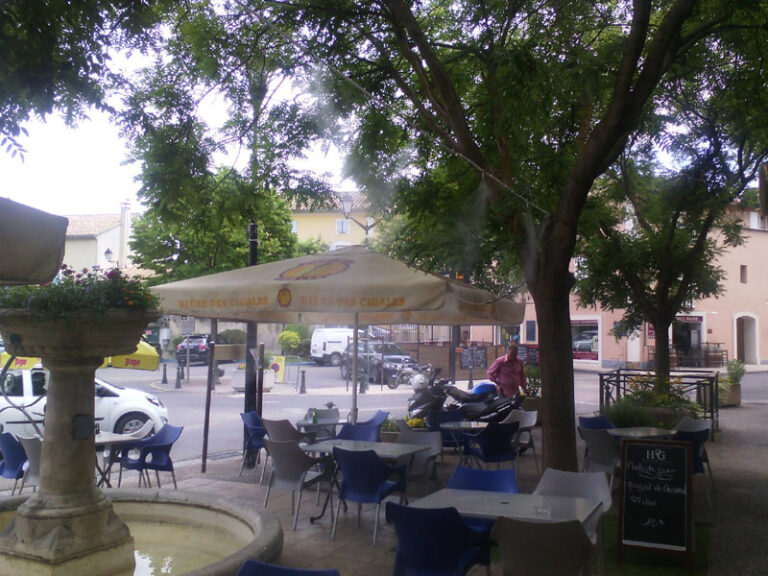 Brumisation d'une terrasse de café ombragée
