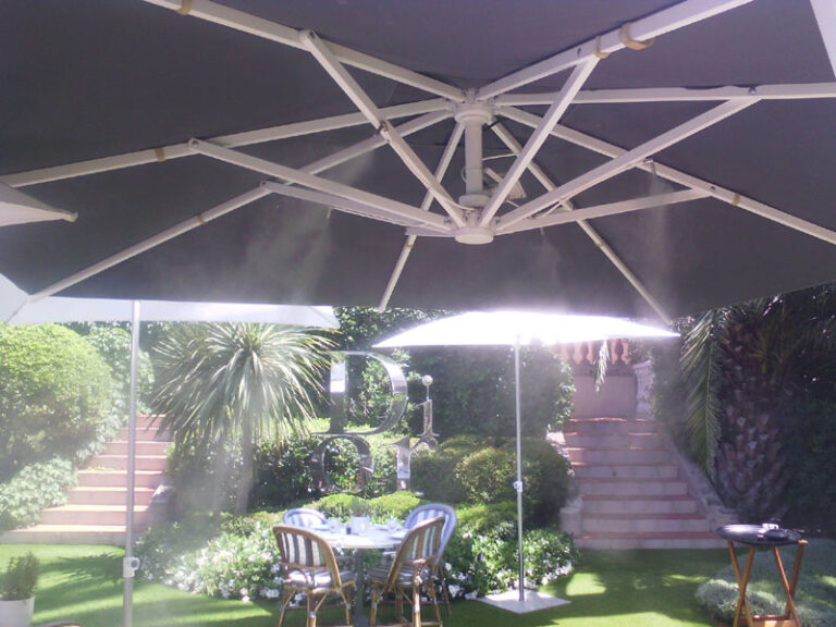 Brumisation d'une terrasse de restaurant sous parasols à Saint-Tropez