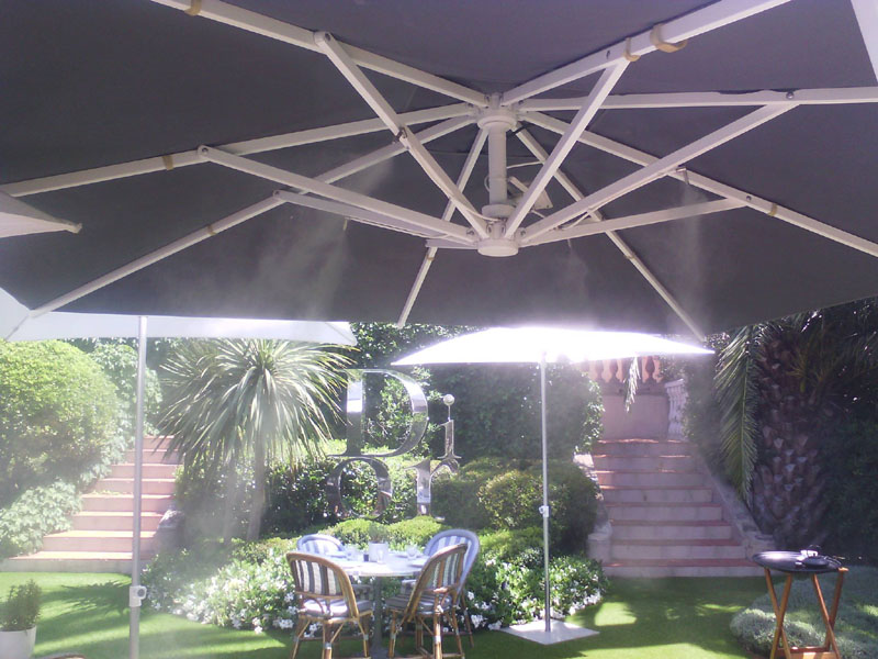 Brumisation d'une terrasse de restaurant sous parasols à Saint-Tropez