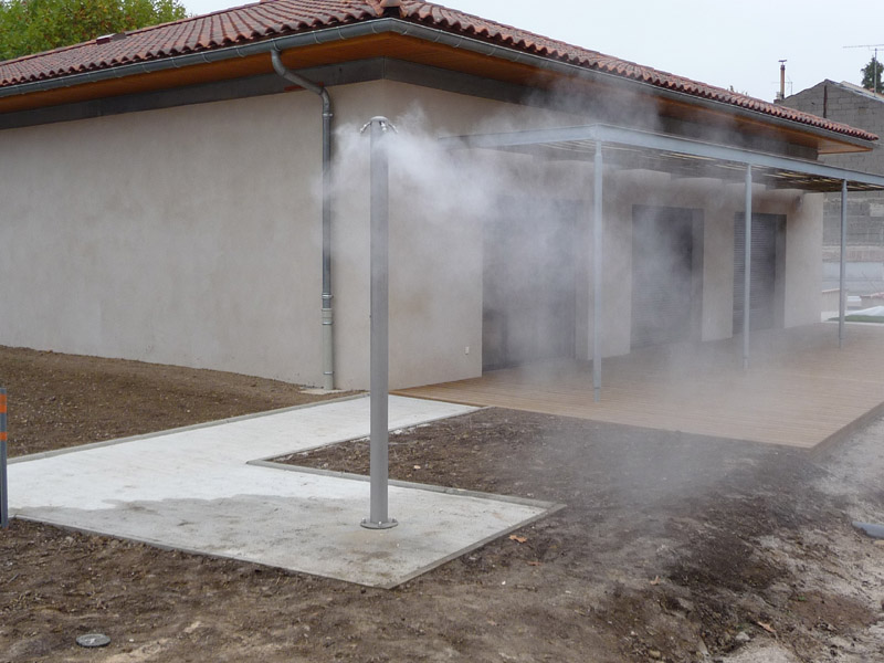 Poteau brumisateur en espace urbain