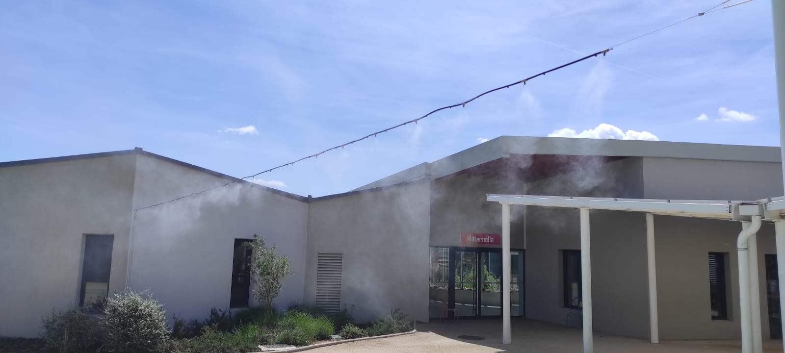 Système de brumisation préau installé dans un espace couvert professionnel