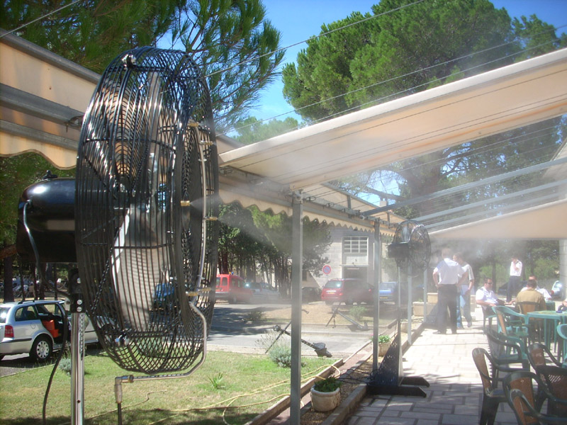 Ventilateur brumisateur sur la terrasse d'un établissement recevant du public